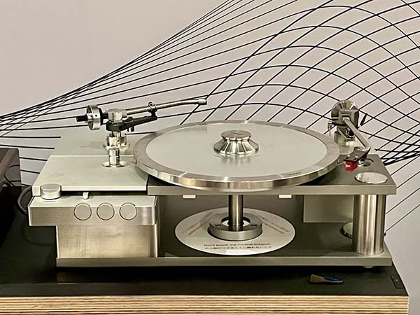  050525.axpona.YukiPrecisionturntable.jpg
